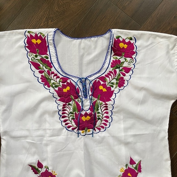 Mexican hand crafted embroidered floral blouse - Picture 2 of 3